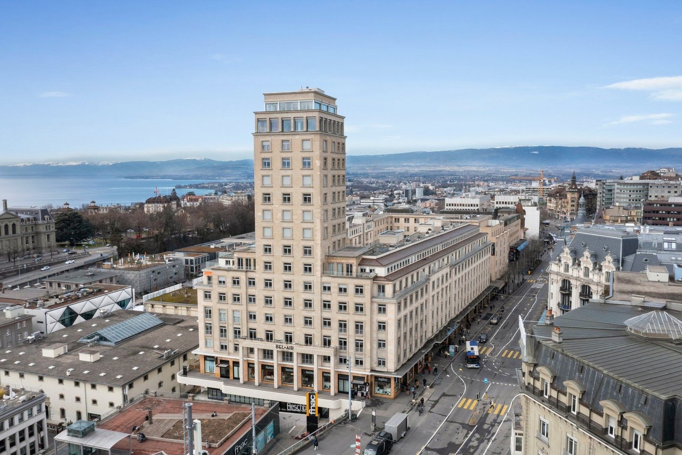 909m² shop, photo 1 sur 10