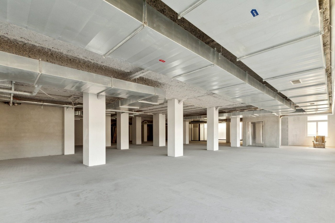 909m² shop, photo 9 sur 10