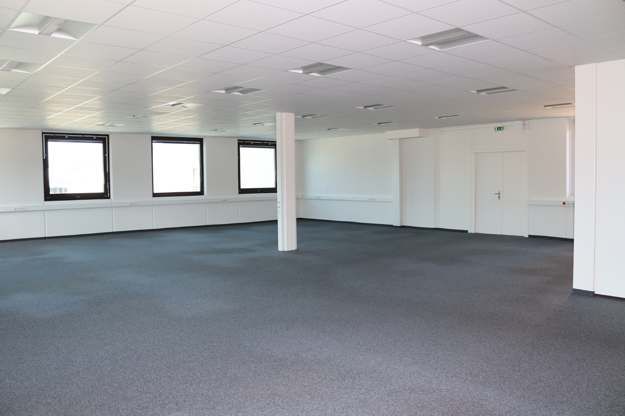 380m² office
