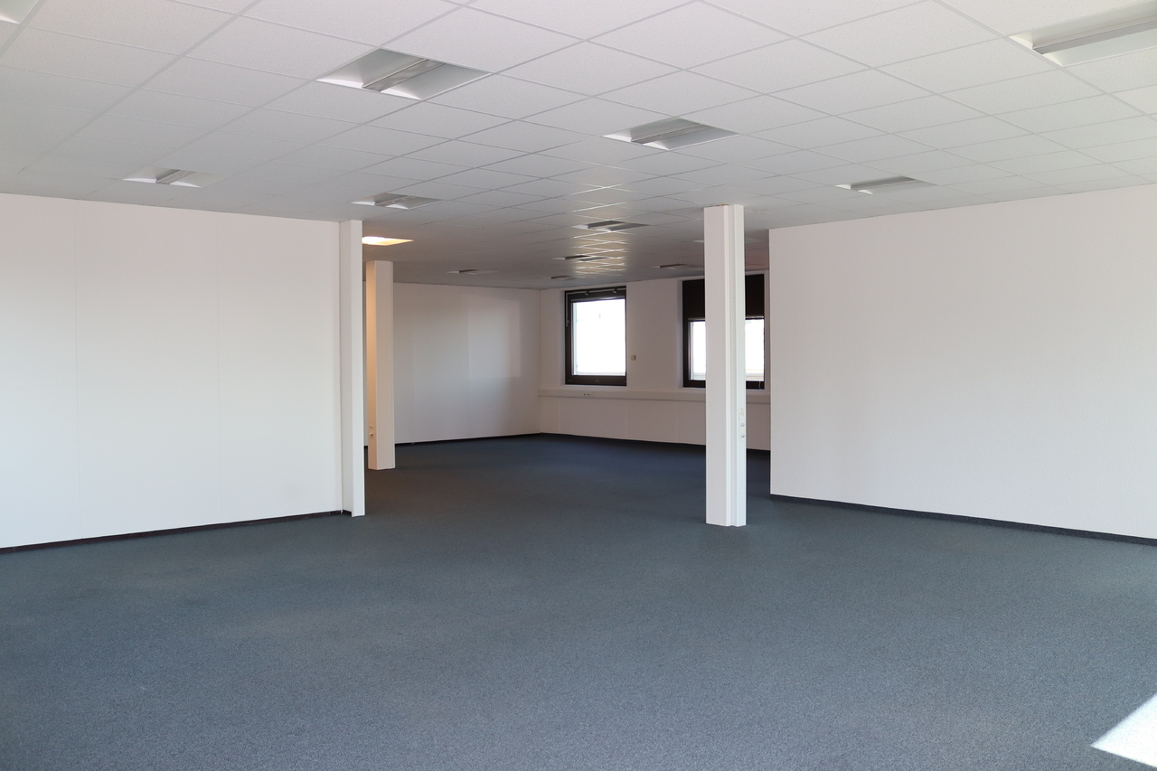 380m² office