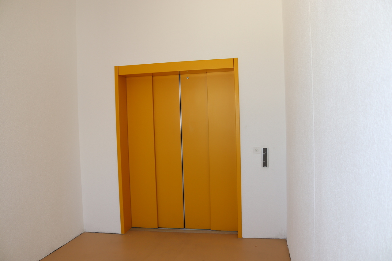 380m² office
