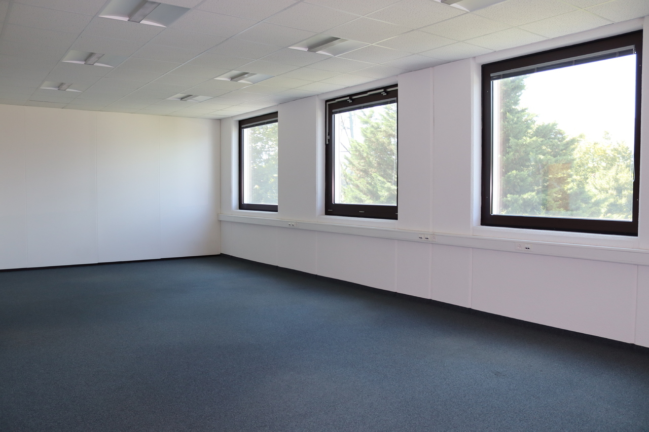 380m² office