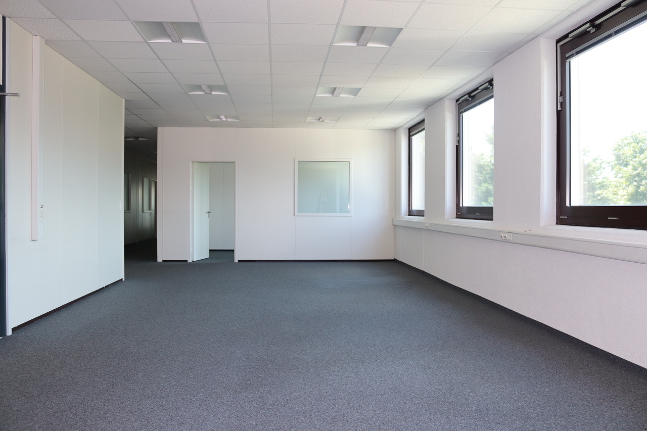 380m² office
