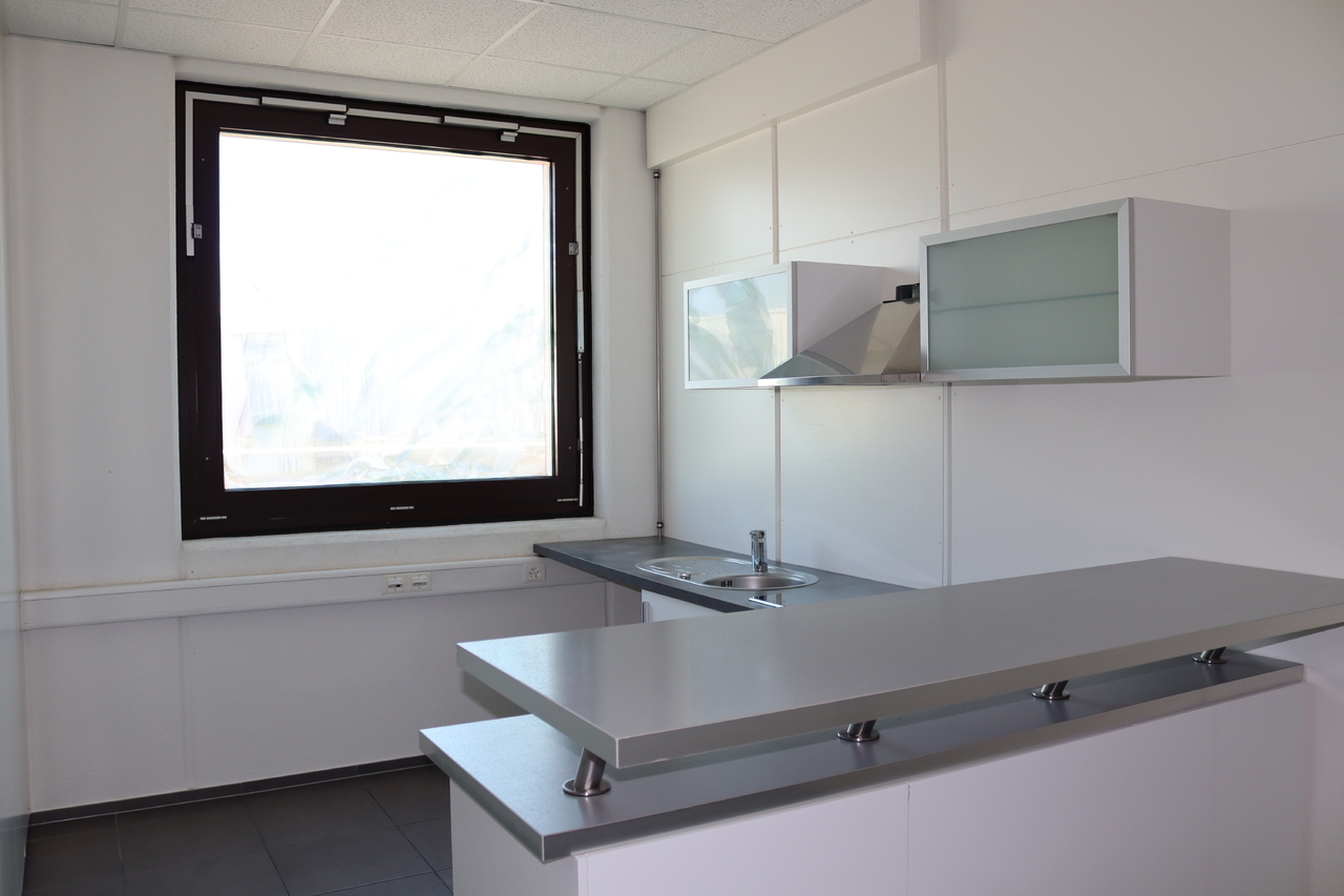 380m² office