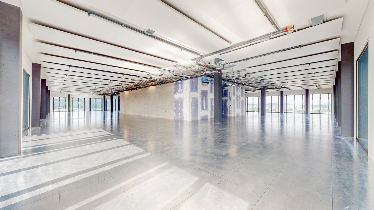 718m² office
