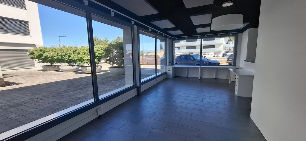 128m² arcade