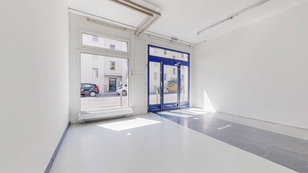 244m² shop