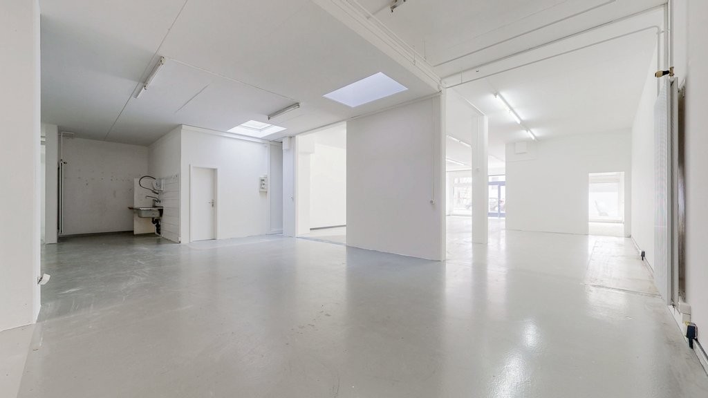 244m² shop
