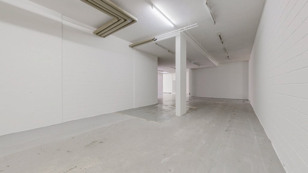 244m² shop