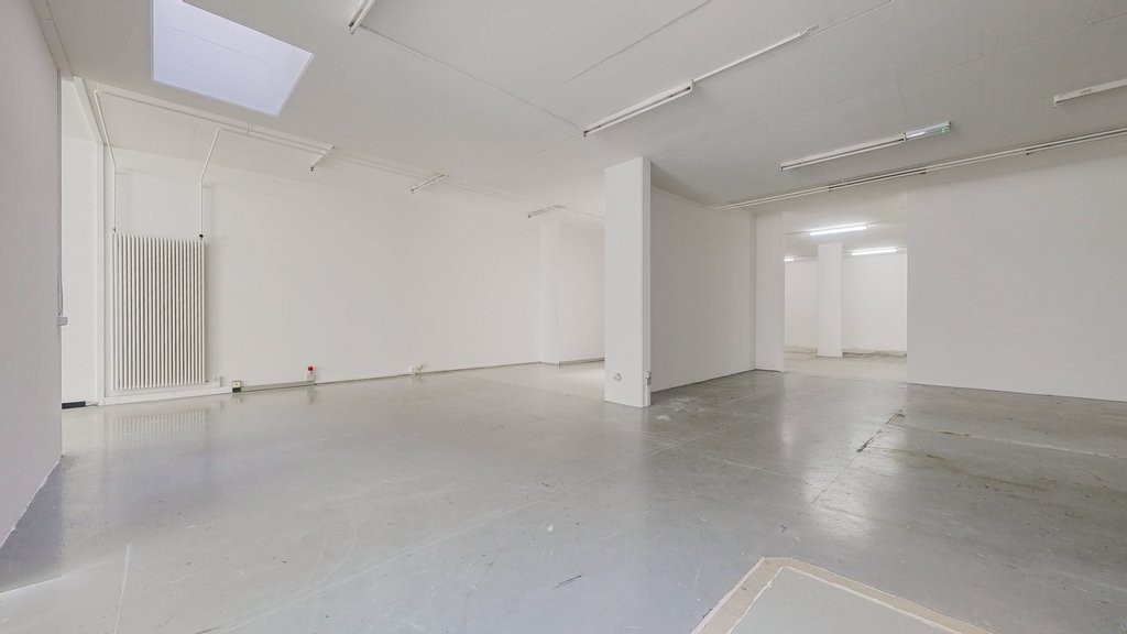 244m² shop