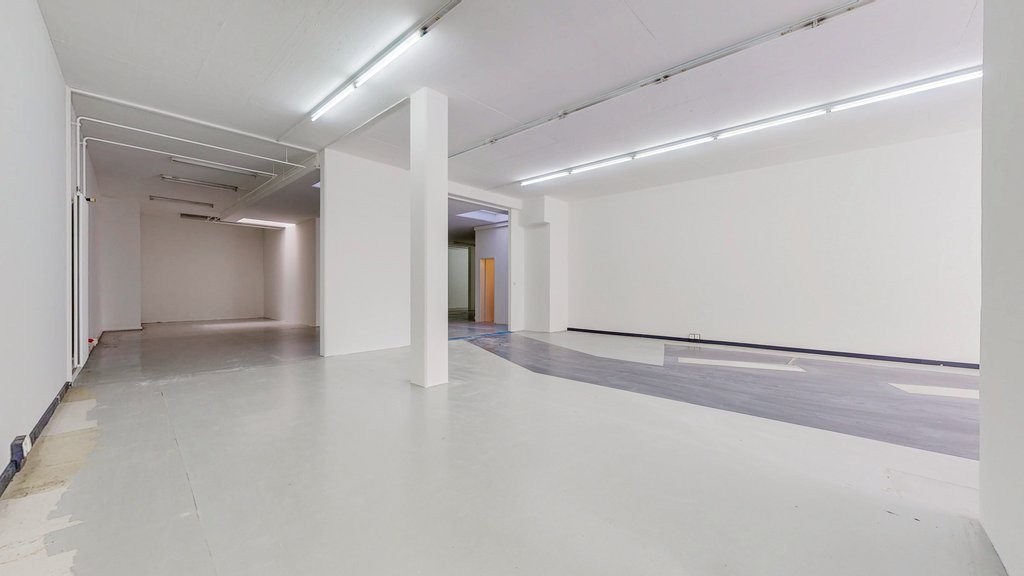 244m² shop