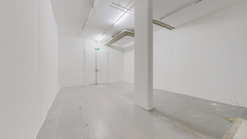 244m² shop