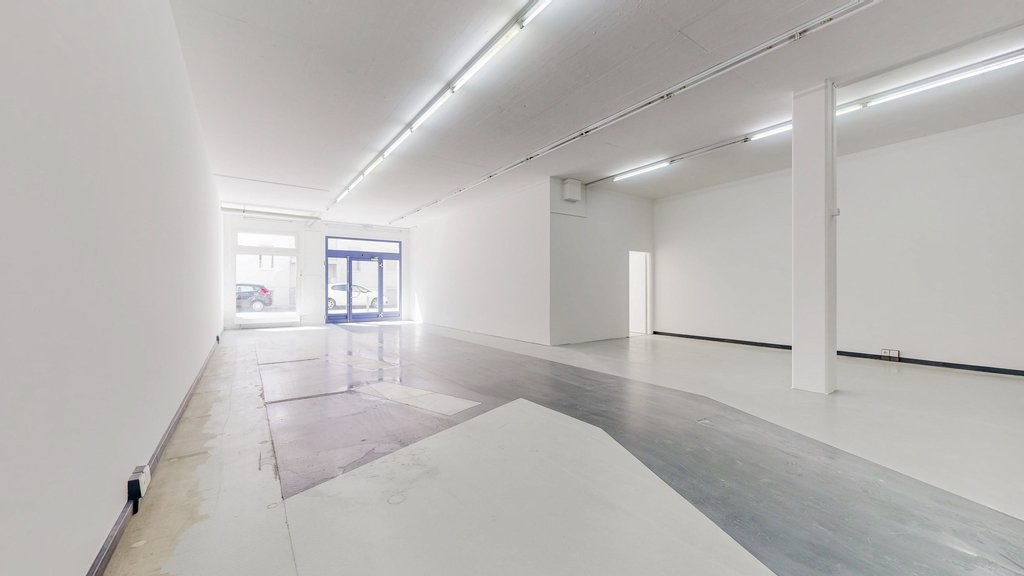 244m² shop