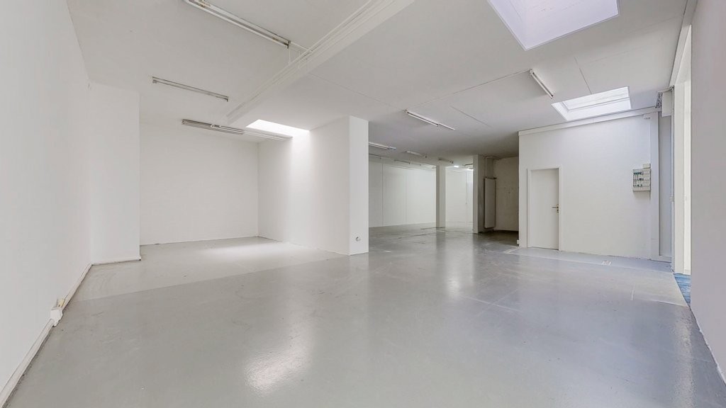 244m² shop