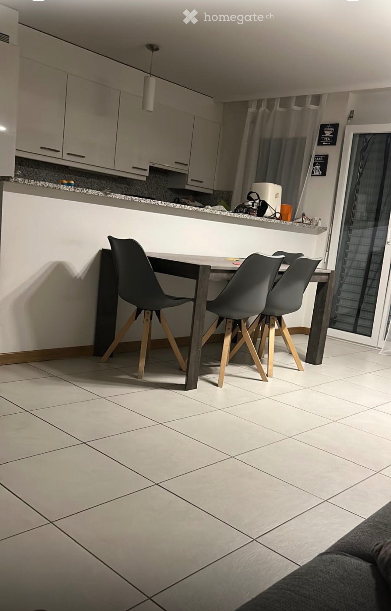 Je cherche un repreneur pour un charmant appartement avec jardin, 1400 fr + 200 fr de charges, possibilité de parking à 100 fr en garage, photo 1 sur 5