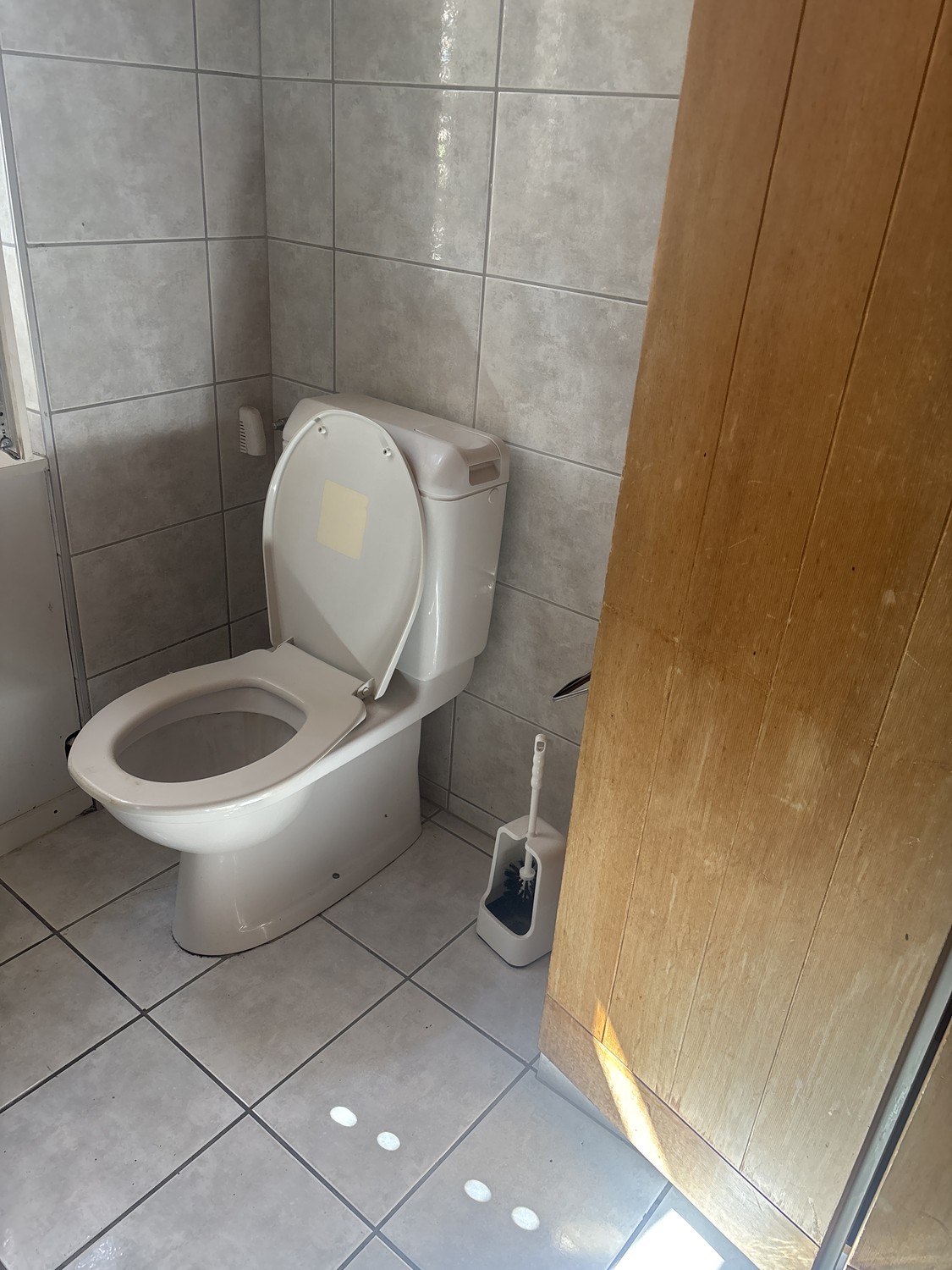 Chambre/appartement lumineux et bien entretenu. Zone calme et pratique, avec une bonne exposition et une place de parc disponible. Idéal pour une personne ou un couple. Pour plus d'informations et pour organiser une visite, contactez-moi