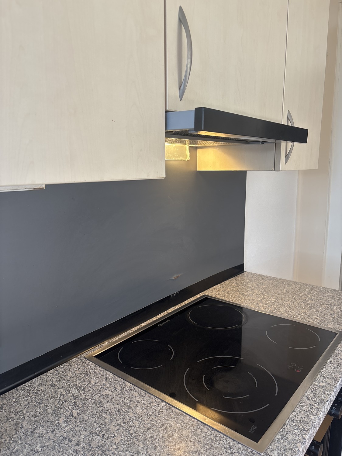 Chambre/appartement lumineux et bien entretenu. Zone calme et pratique, avec une bonne exposition et une place de parc disponible. Idéal pour une personne ou un couple. Pour plus d'informations et pour organiser une visite, contactez-moi