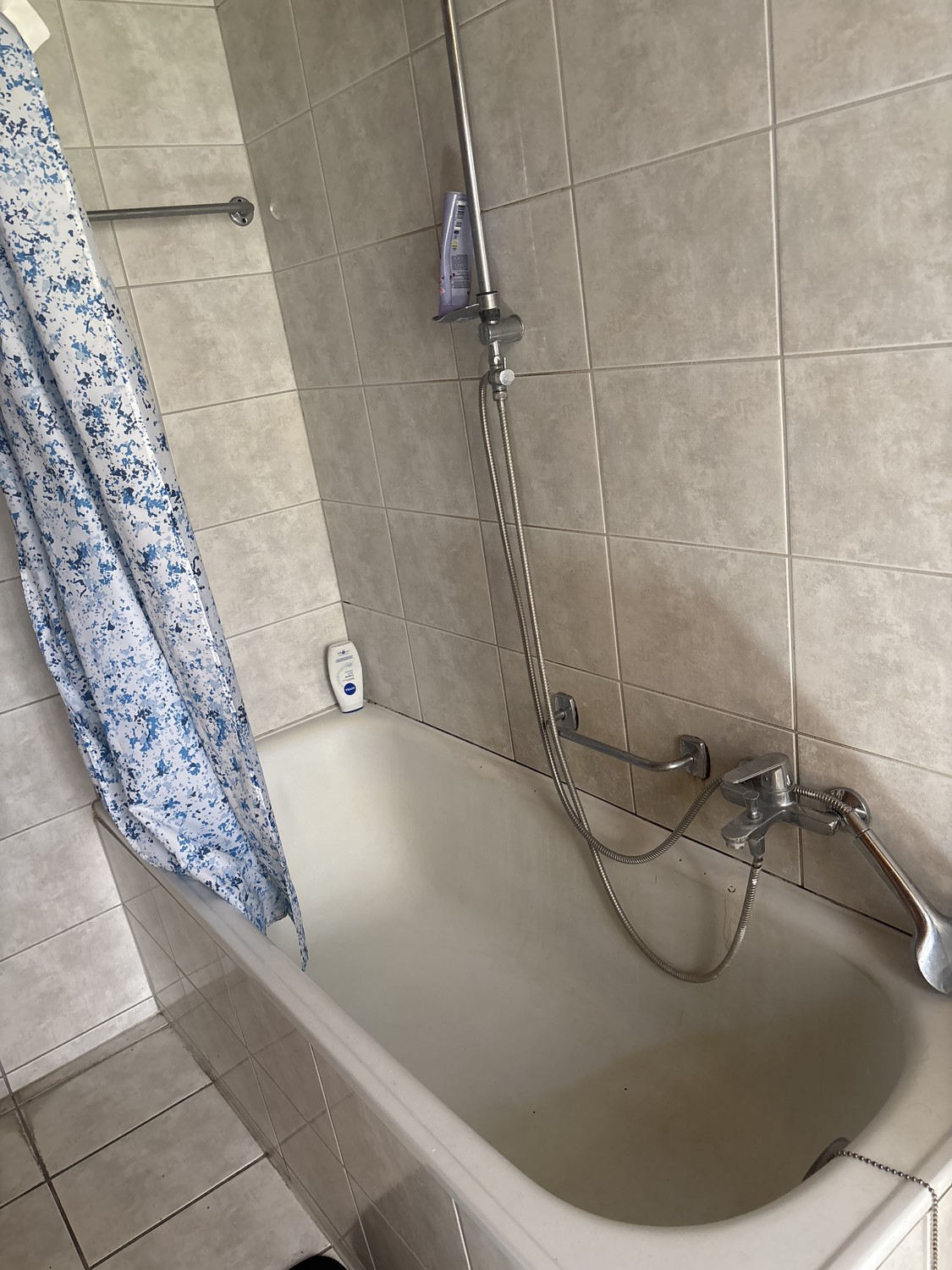 Chambre/appartement lumineux et bien entretenu. Zone calme et pratique, avec une bonne exposition et une place de parc disponible. Idéal pour une personne ou un couple. Pour plus d'informations et pour organiser une visite, contactez-moi