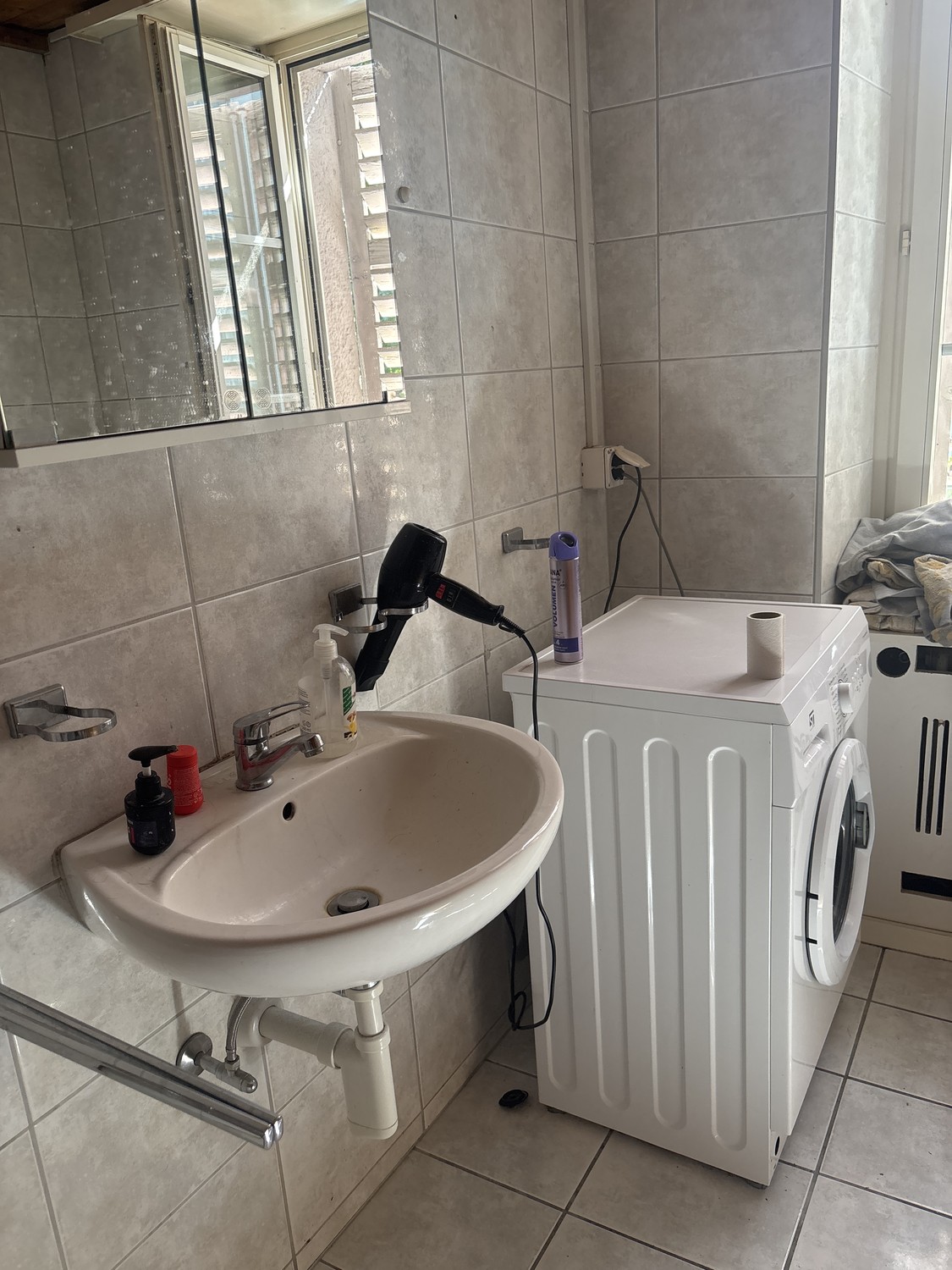 Chambre/appartement lumineux et bien entretenu. Zone calme et pratique, avec une bonne exposition et une place de parc disponible. Idéal pour une personne ou un couple. Pour plus d'informations et pour organiser une visite, contactez-moi