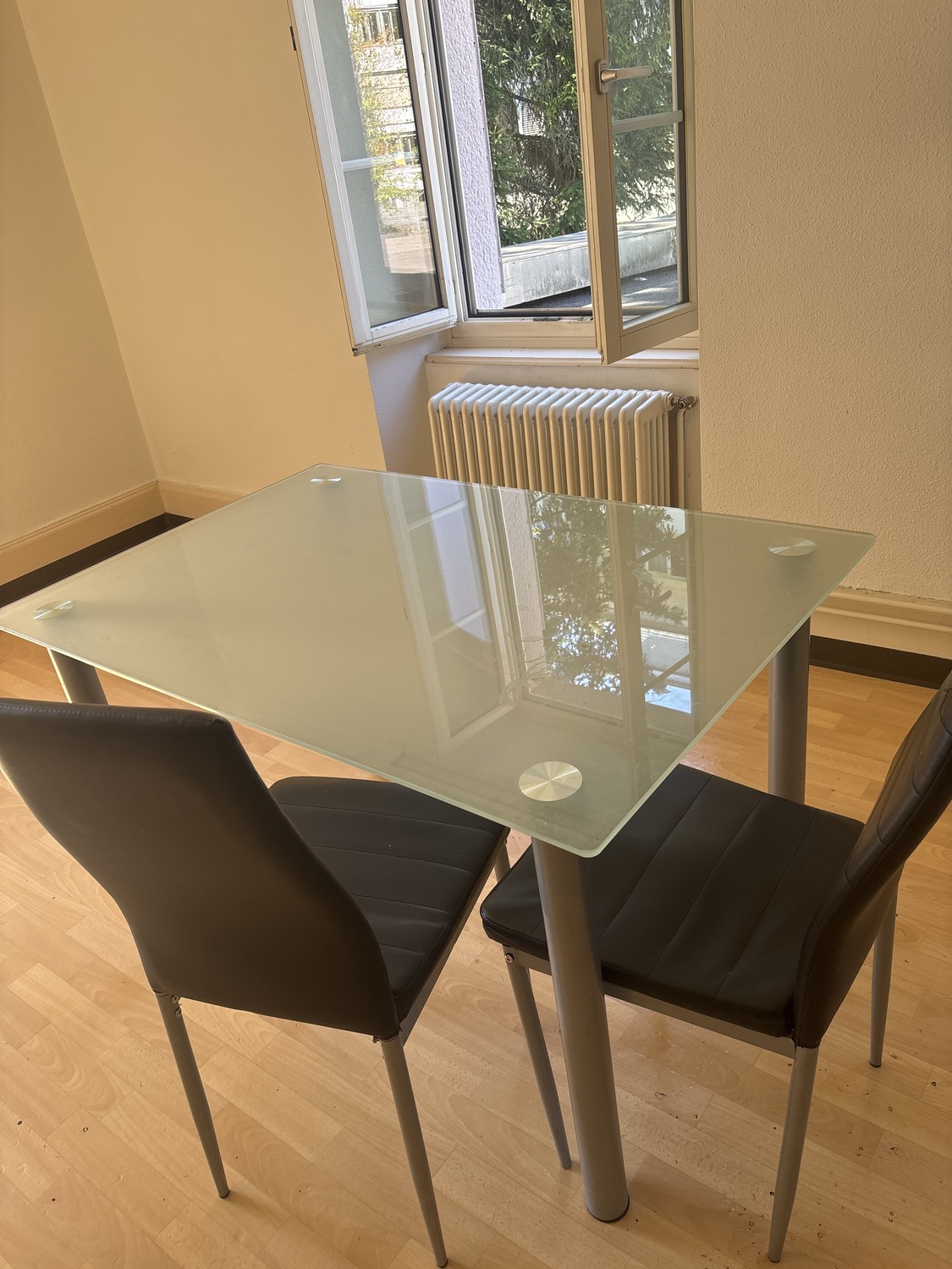 Chambre/appartement lumineux et bien entretenu. Zone calme et pratique, avec une bonne exposition et une place de parc disponible. Idéal pour une personne ou un couple. Pour plus d'informations et pour organiser une visite, contactez-moi
