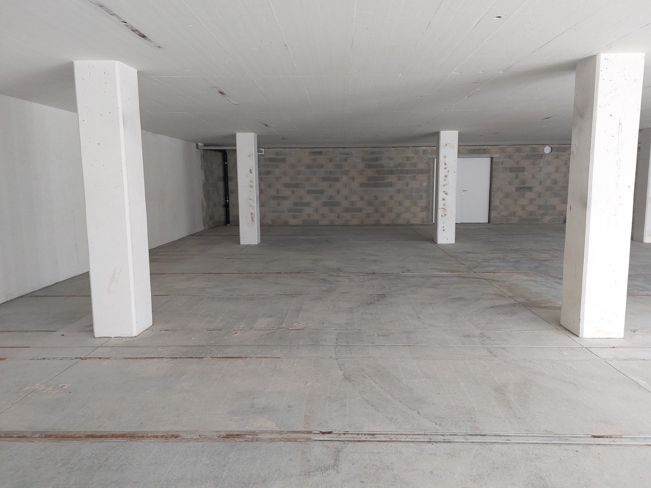143m² storage room