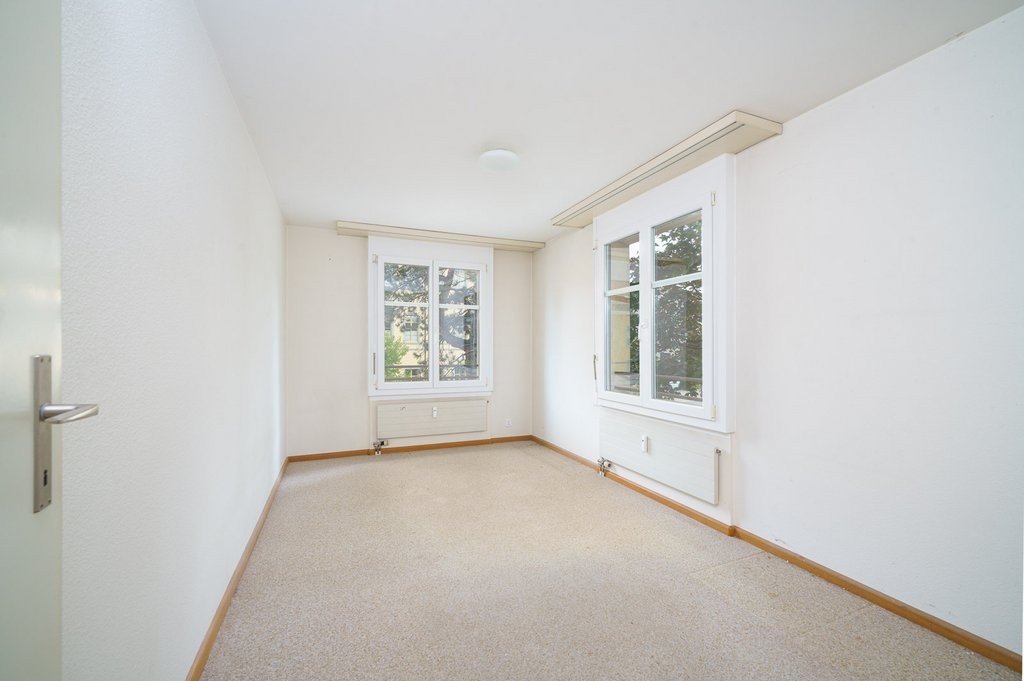 4.5 pièces
1er étage

Vous recherchez un appartement spacieux dans un emplacement central à Sissach ?

Cet appartement de 4.5 pièces avec environ 90 m2 de surface habitable offre beaucoup d'espace pour les couples, les familles ou tous ceux qui aiment vivre avec de l'espace.

Emplacement attractif à, photo 7 sur 10