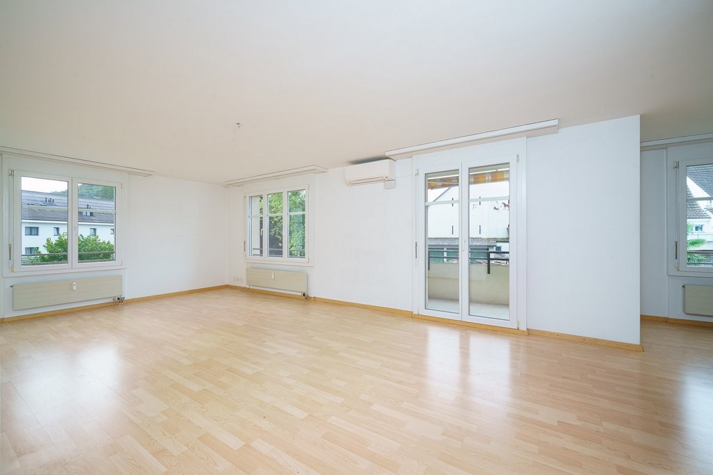 4.5 pièces
1er étage

Vous recherchez un appartement spacieux dans un emplacement central à Sissach ?

Cet appartement de 4.5 pièces avec environ 90 m2 de surface habitable offre beaucoup d'espace pour les couples, les familles ou tous ceux qui aiment vivre avec de l'espace.

Emplacement attractif à, photo 4 sur 10