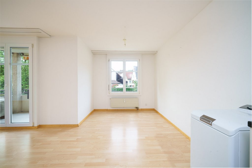4.5 pièces
1er étage

Vous recherchez un appartement spacieux dans un emplacement central à Sissach ?

Cet appartement de 4.5 pièces avec environ 90 m2 de surface habitable offre beaucoup d'espace pour les couples, les familles ou tous ceux qui aiment vivre avec de l'espace.

Emplacement attractif à, photo 5 sur 10