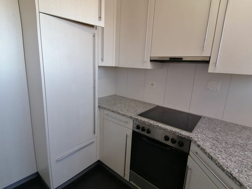 Appartement de 2 ½ pièces

Appartement familial au centre

Appartement de 2.5 pièces

Un appartement lumineux au centre de Neuhausen, au 7ème étage avec une superbe vue sur les chutes du Rhin, est prêt pour vous.
Cet appartement de 2.5 pièces avec balcon vitré se présente de manière intemporelle et , photo 8 sur 10