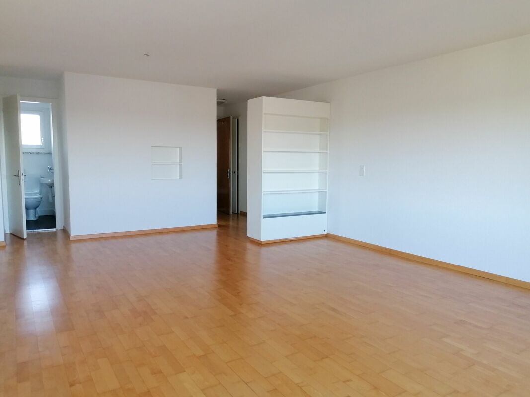 Appartement de 2 ½ pièces

Appartement familial au centre

Appartement de 2.5 pièces

Un appartement lumineux au centre de Neuhausen, au 7ème étage avec une superbe vue sur les chutes du Rhin, est prêt pour vous.
Cet appartement de 2.5 pièces avec balcon vitré se présente de manière intemporelle et , photo 6 sur 10