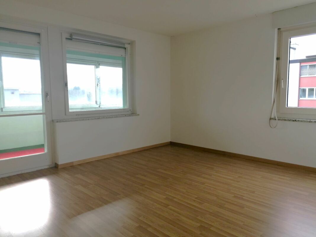 Appartement de 2 ½ pièces

Appartement familial au centre

Appartement de 2.5 pièces

Un appartement lumineux au centre de Neuhausen, au 7ème étage avec une superbe vue sur les chutes du Rhin, est prêt pour vous.
Cet appartement de 2.5 pièces avec balcon vitré se présente de manière intemporelle et , photo 7 sur 10