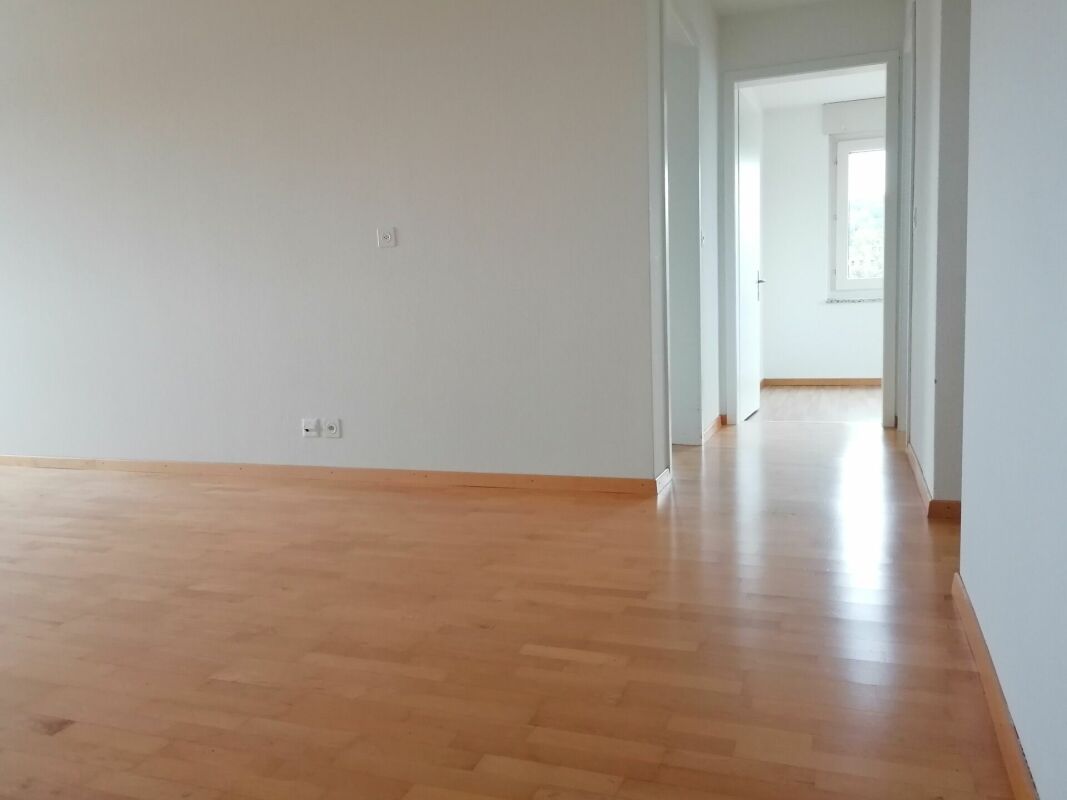 Appartement de 2 ½ pièces

Appartement familial au centre

Appartement de 2.5 pièces

Un appartement lumineux au centre de Neuhausen, au 7ème étage avec une superbe vue sur les chutes du Rhin, est prêt pour vous.
Cet appartement de 2.5 pièces avec balcon vitré se présente de manière intemporelle et , photo 3 sur 10