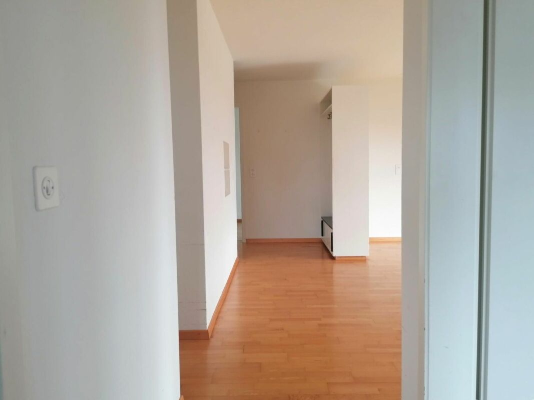 Appartement de 2 ½ pièces

Appartement familial au centre

Appartement de 2.5 pièces

Un appartement lumineux au centre de Neuhausen, au 7ème étage avec une superbe vue sur les chutes du Rhin, est prêt pour vous.
Cet appartement de 2.5 pièces avec balcon vitré se présente de manière intemporelle et , photo 4 sur 10