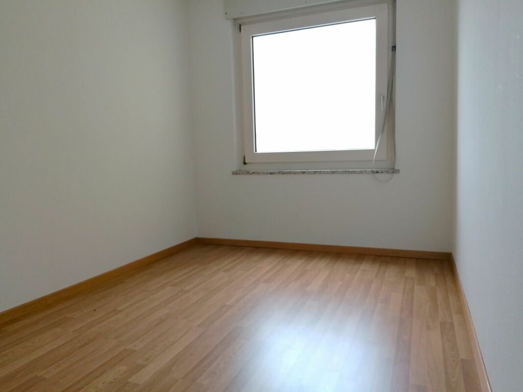 Appartement de 2 ½ pièces

Appartement familial au centre

Appartement de 2.5 pièces

Un appartement lumineux au centre de Neuhausen, au 7ème étage avec une superbe vue sur les chutes du Rhin, est prêt pour vous.
Cet appartement de 2.5 pièces avec balcon vitré se présente de manière intemporelle et , photo 9 sur 10