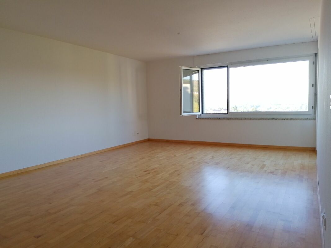 Appartement de 2 ½ pièces

Appartement familial au centre

Appartement de 2.5 pièces

Un appartement lumineux au centre de Neuhausen, au 7ème étage avec une superbe vue sur les chutes du Rhin, est prêt pour vous.
Cet appartement de 2.5 pièces avec balcon vitré se présente de manière intemporelle et , photo 2 sur 10