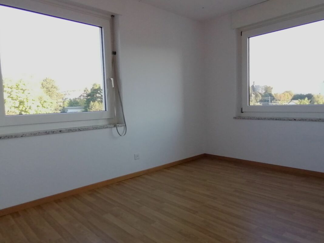 Appartement de 2 ½ pièces

Appartement familial au centre

Appartement de 2.5 pièces

Un appartement lumineux au centre de Neuhausen, au 7ème étage avec une superbe vue sur les chutes du Rhin, est prêt pour vous.
Cet appartement de 2.5 pièces avec balcon vitré se présente de manière intemporelle et , photo 10 sur 10