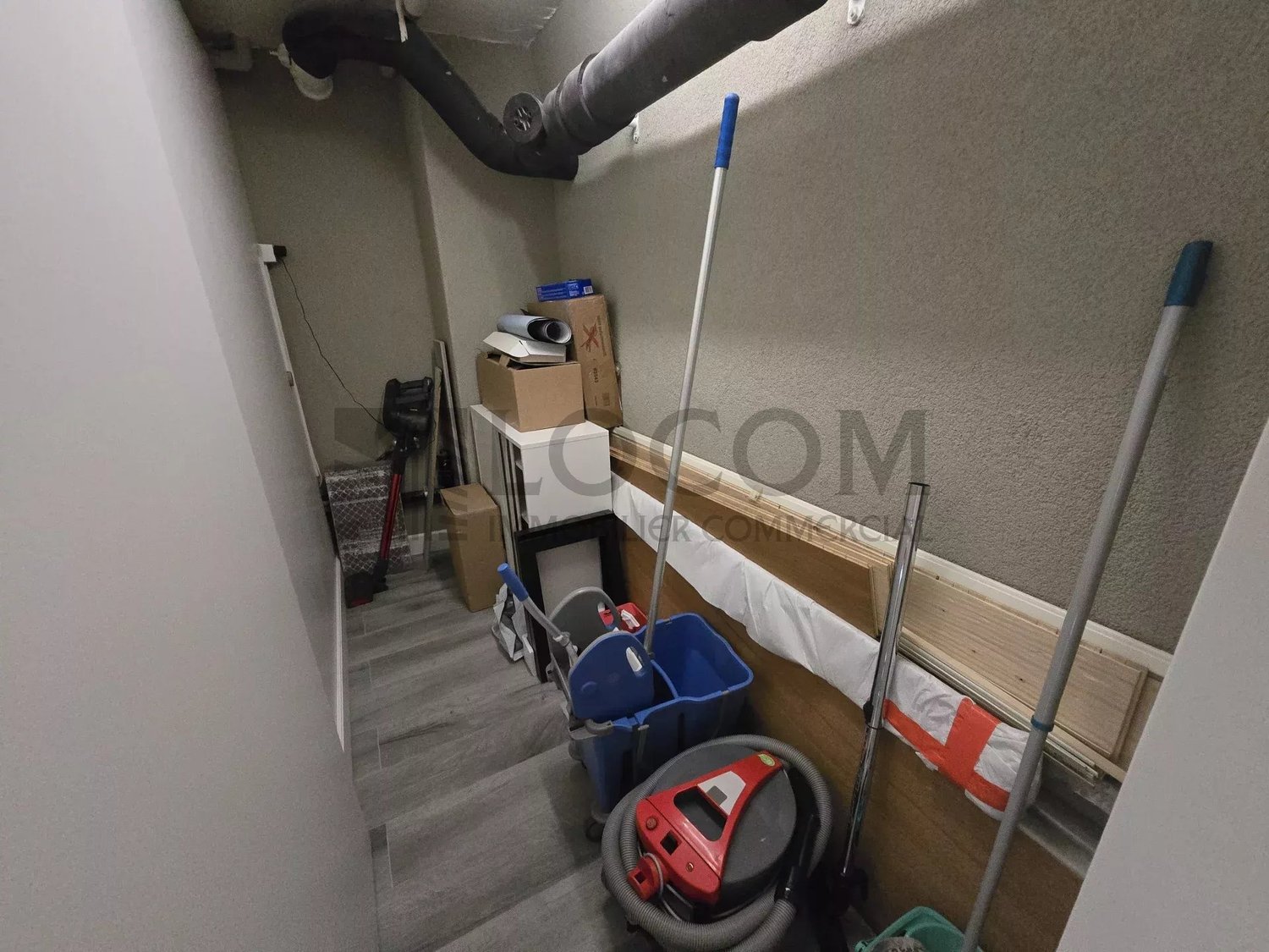 75m² shop
