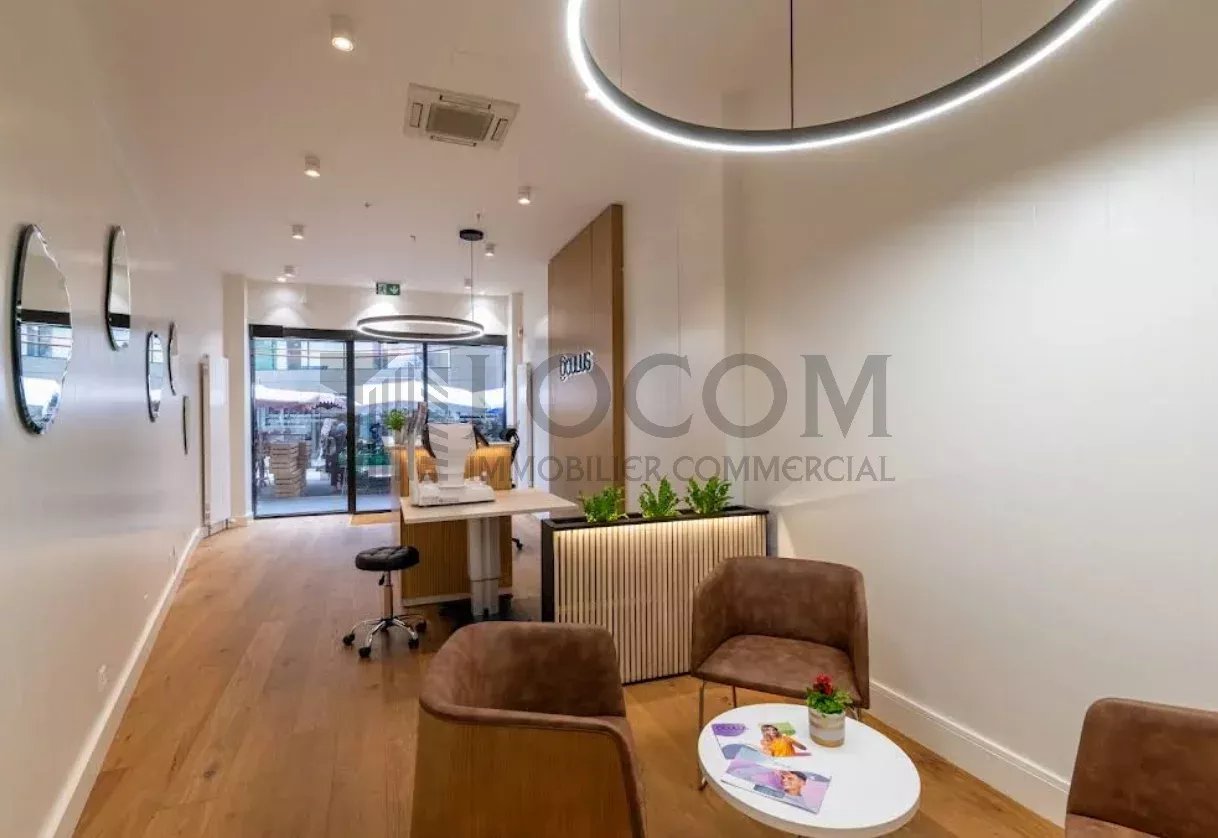 75m² shop