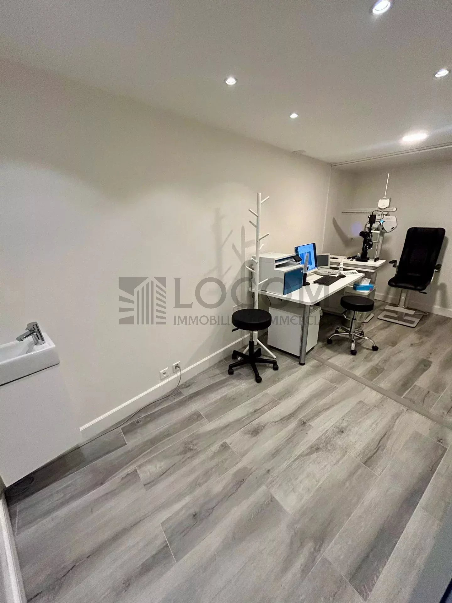 75m² shop