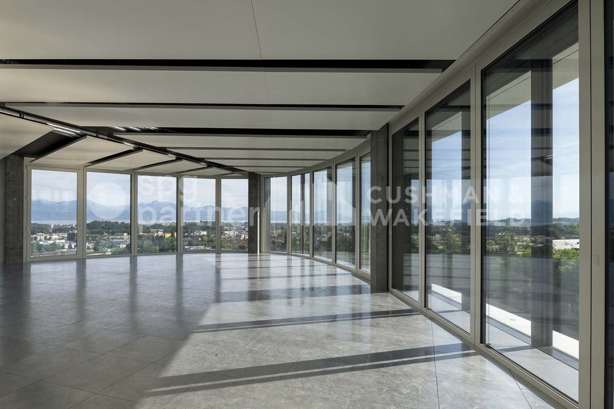 303m² office