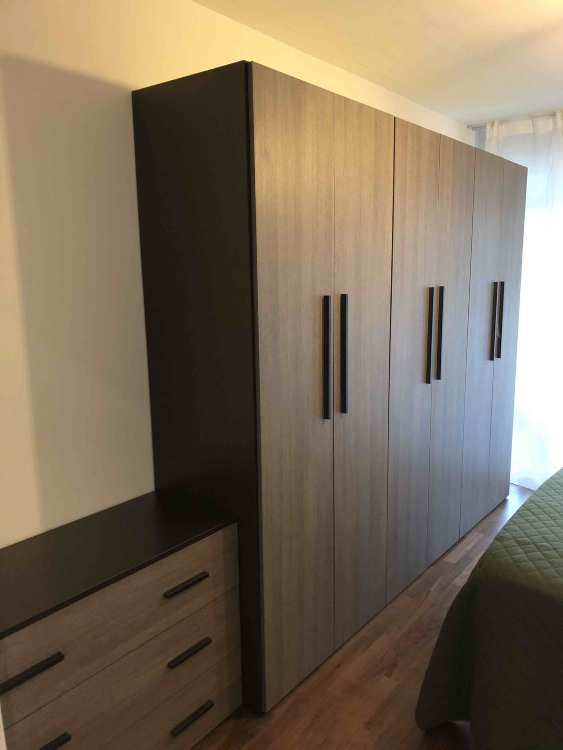 Chambre en colocation

Deux chambres lumineuses et entièrement meublées dans un appartement en excellent état, parfait pour les étudiants, les professionnels ou les couples. Tout ce dont vous avez besoin à distance de marche : gare (5 minutes à pied), trois supermarchés à moins de 300 m, cafés, rest