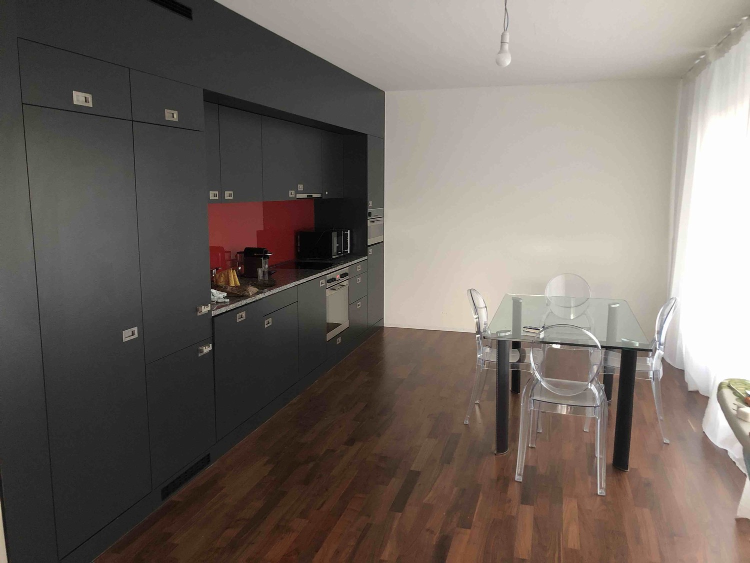 Chambre en colocation

Deux chambres lumineuses et entièrement meublées dans un appartement en excellent état, parfait pour les étudiants, les professionnels ou les couples. Tout ce dont vous avez besoin à distance de marche : gare (5 minutes à pied), trois supermarchés à moins de 300 m, cafés, rest