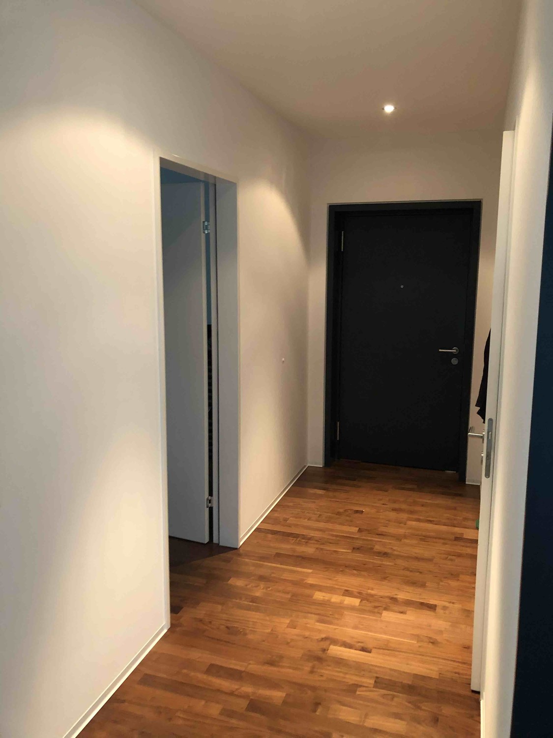 Chambre en colocation

Deux chambres lumineuses et entièrement meublées dans un appartement en excellent état, parfait pour les étudiants, les professionnels ou les couples. Tout ce dont vous avez besoin à distance de marche : gare (5 minutes à pied), trois supermarchés à moins de 300 m, cafés, rest