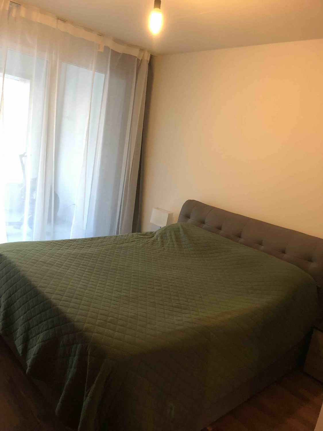 Chambre en colocation

Deux chambres lumineuses et entièrement meublées dans un appartement en excellent état, parfait pour les étudiants, les professionnels ou les couples. Tout ce dont vous avez besoin à distance de marche : gare (5 minutes à pied), trois supermarchés à moins de 300 m, cafés, rest