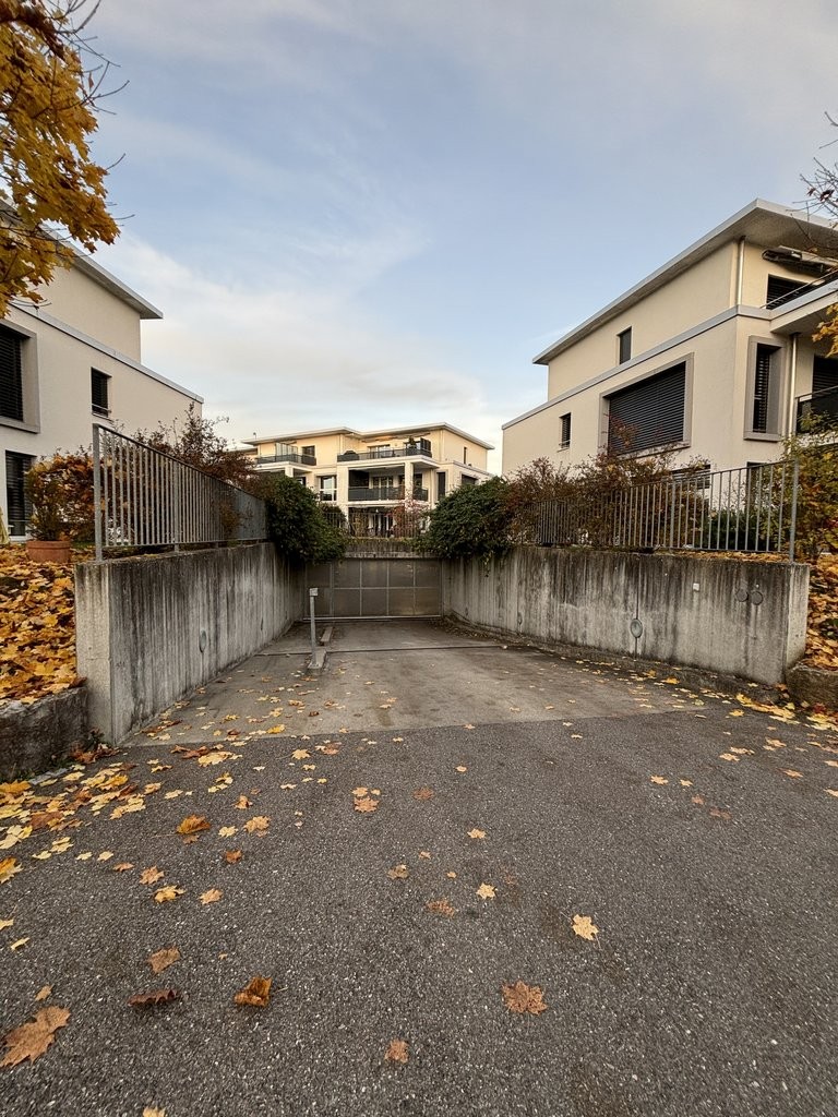 Place de parc en garage couvert, photo 2 sur 3