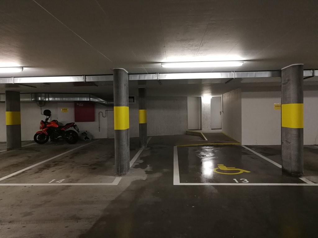 Place de parc en garage couvert, photo 3 sur 3