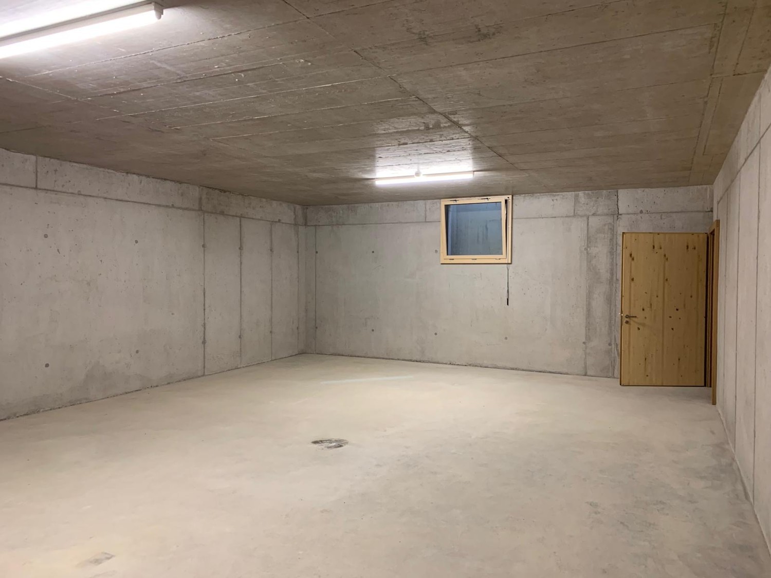 77m² commercial, photo 1 sur 3