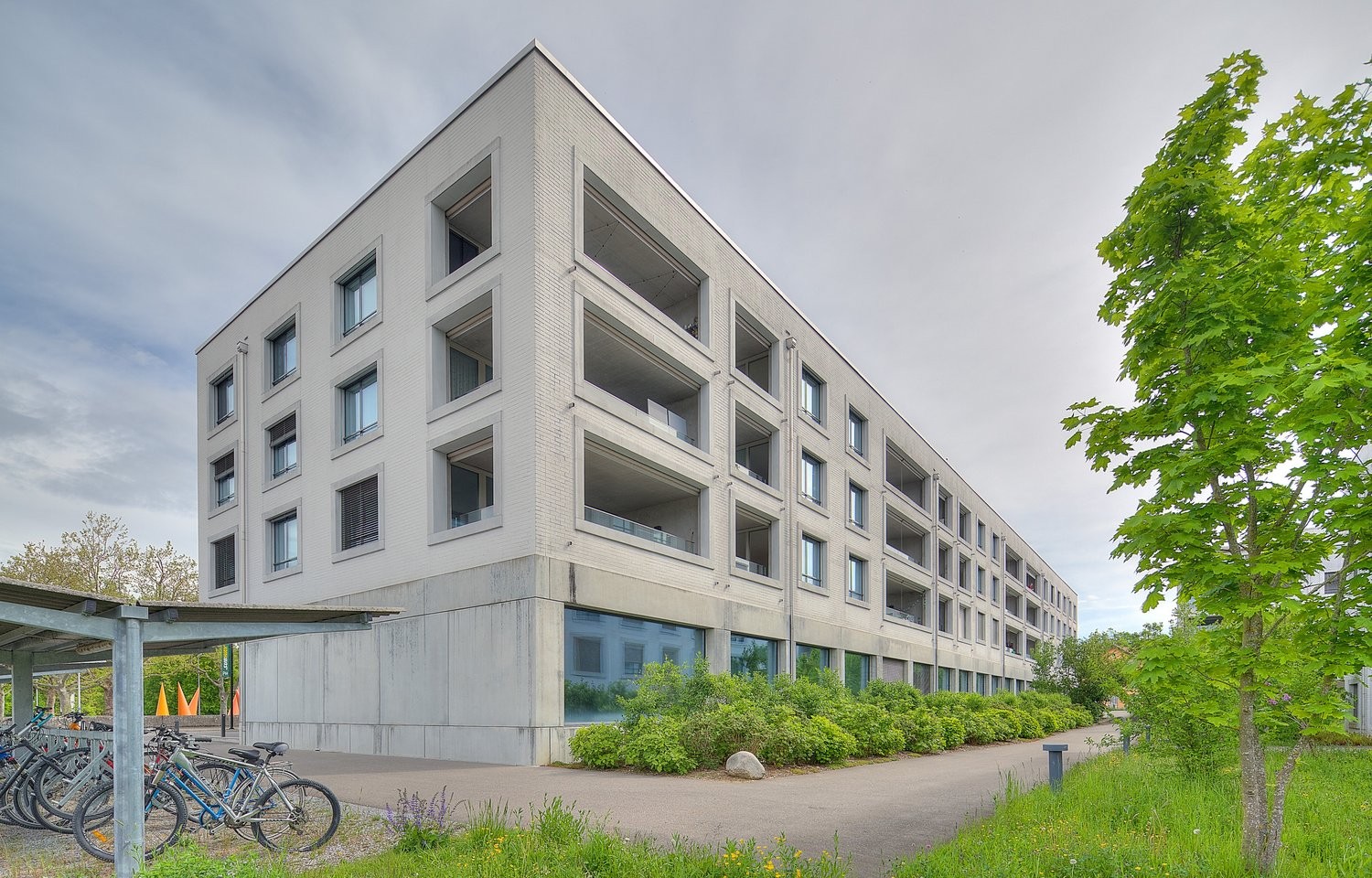 Pièce de loisirs de 37m²

Avez-vous besoin d'un espace supplémentaire ? Alors nous avons la solution !
Pièce de bricolage en plein cœur de Windisch :

- Sol en béton brut
- Murs peints en blanc
- Prise de courant disponible
- Éclairage au plafond
- Campus FHNW et gare de Brugg à proximité immédiate
