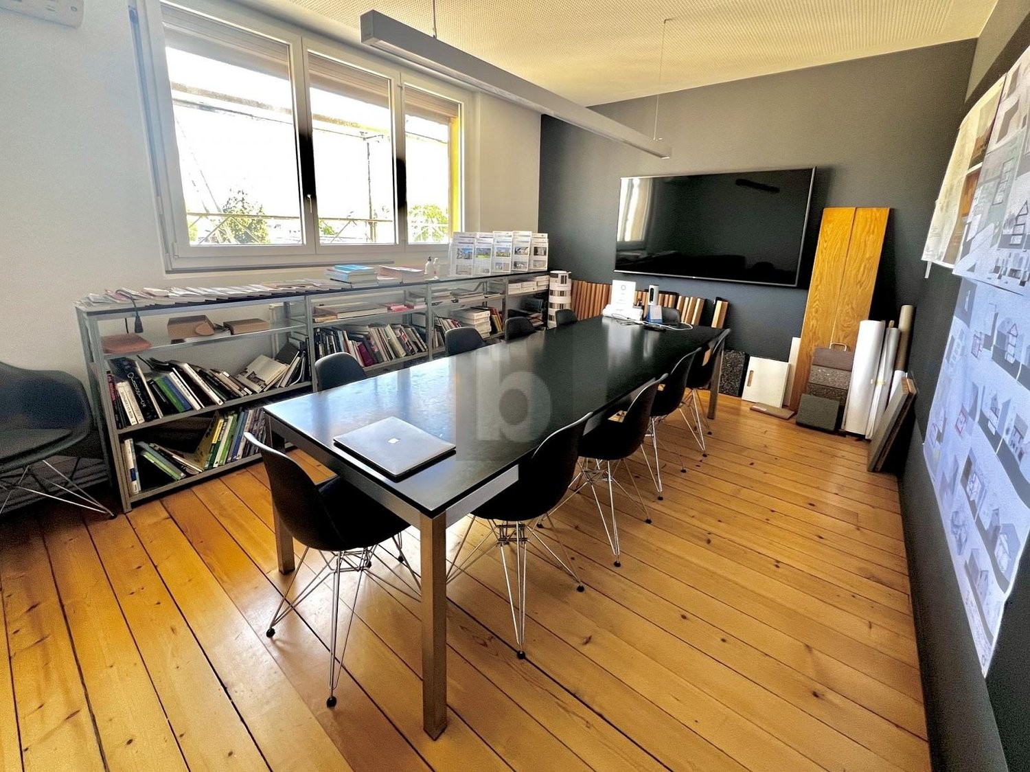 220m² office