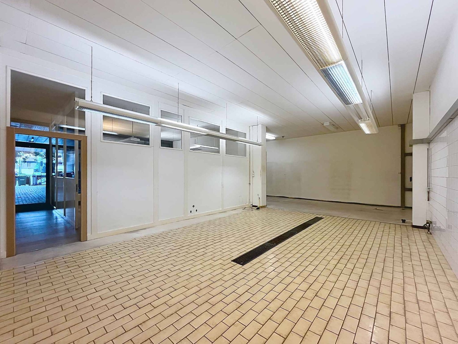 247m² office